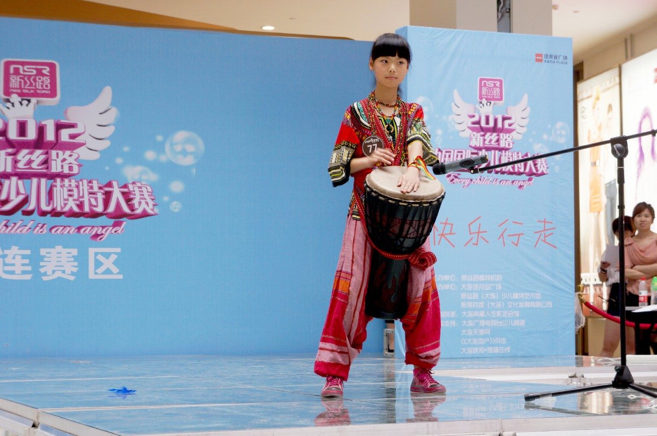 新丝路少儿模特大赛 小选手架子鼓表演