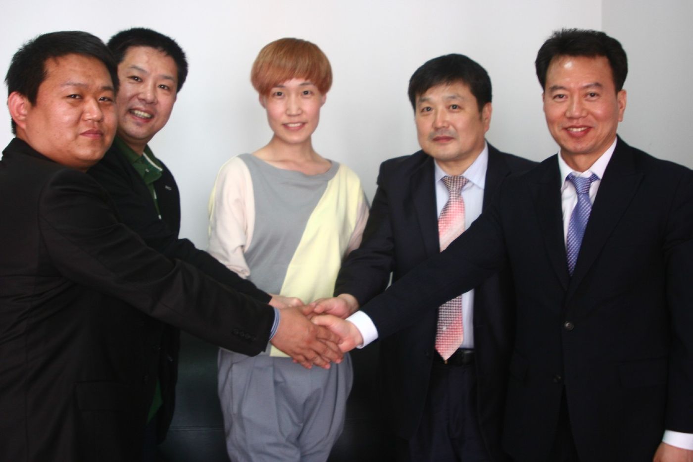 与韩中文化交流协会签约 新丝路大连模特艺术团赴首尔交流