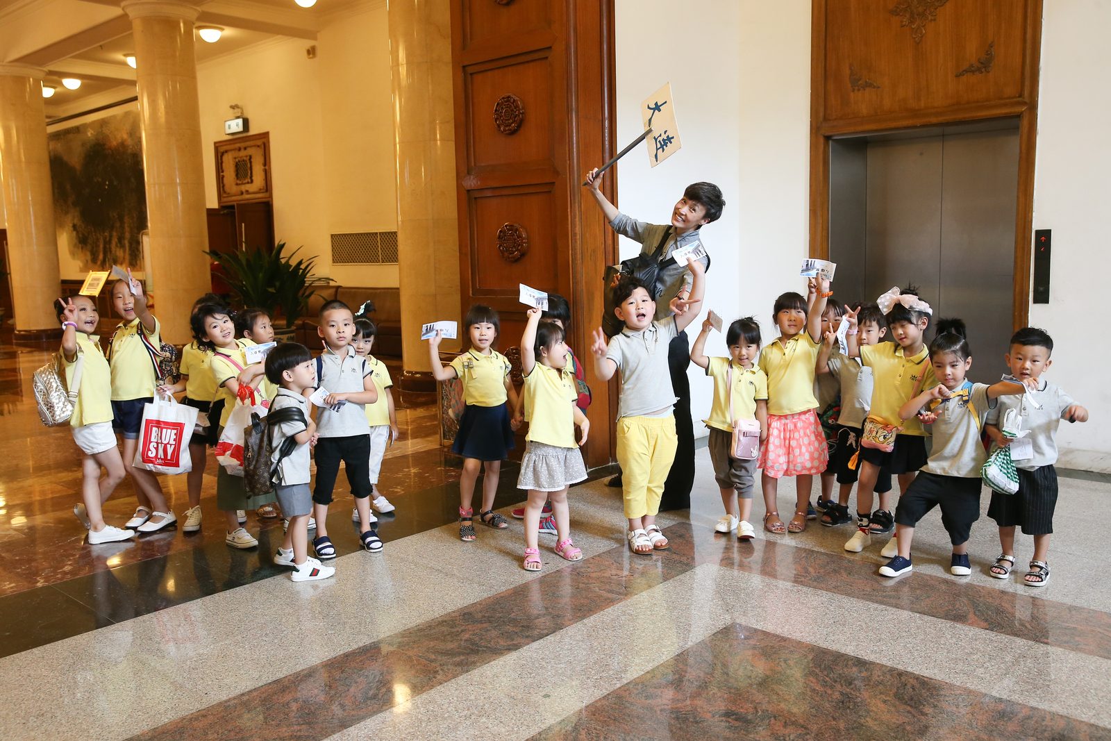 带领大连选手走进人民大会堂、全国政协礼堂 开创大连少儿赛事最高殿堂先例