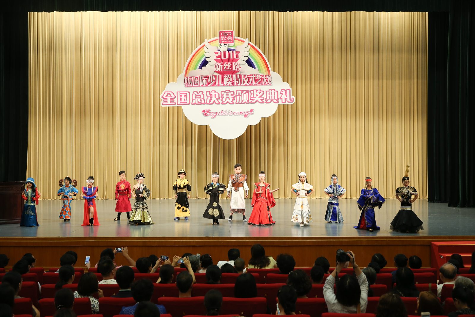 带领大连选手走进人民大会堂、全国政协礼堂 开创大连少儿赛事最高殿堂先例