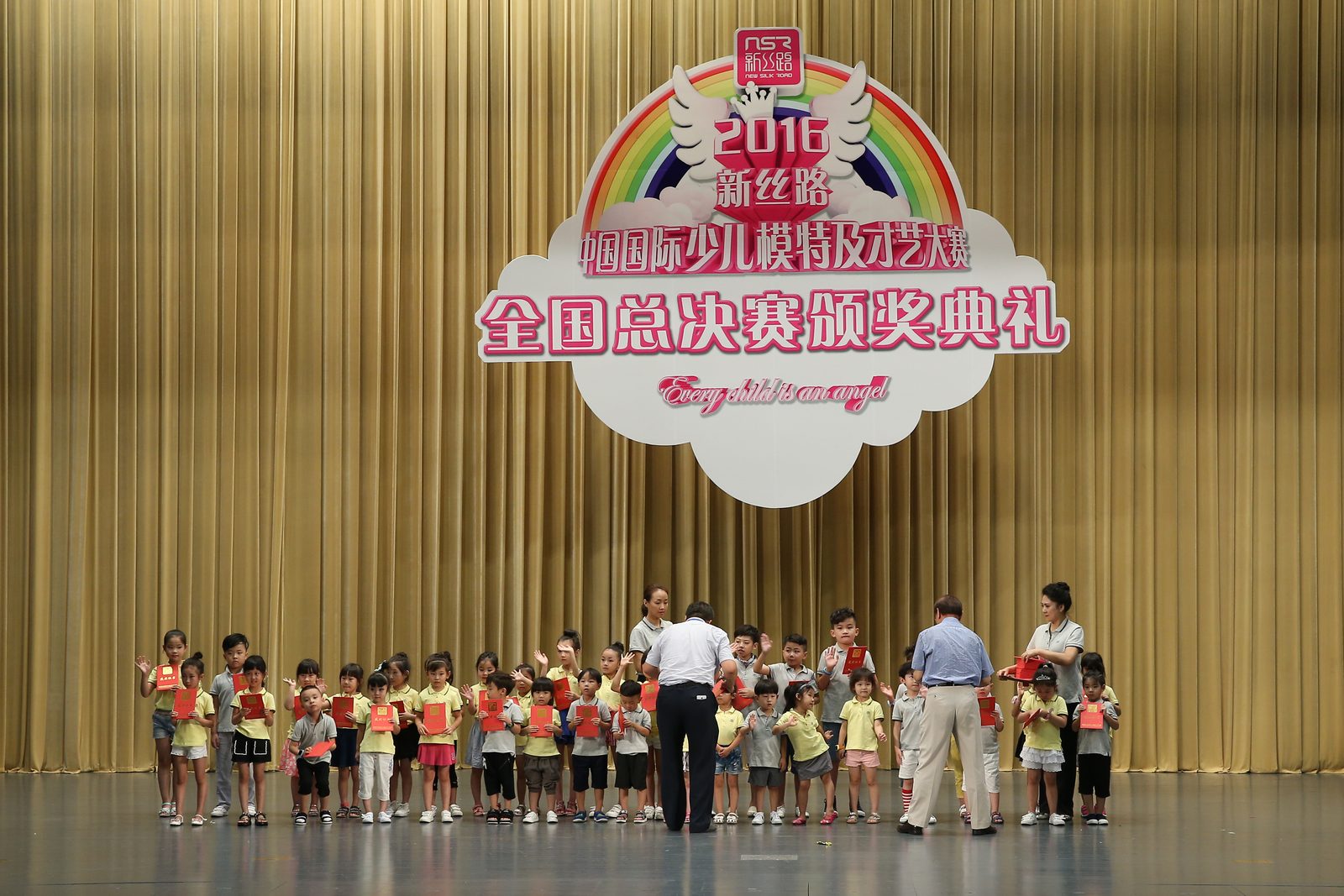 带领大连选手走进人民大会堂、全国政协礼堂 开创大连少儿赛事最高殿堂先例