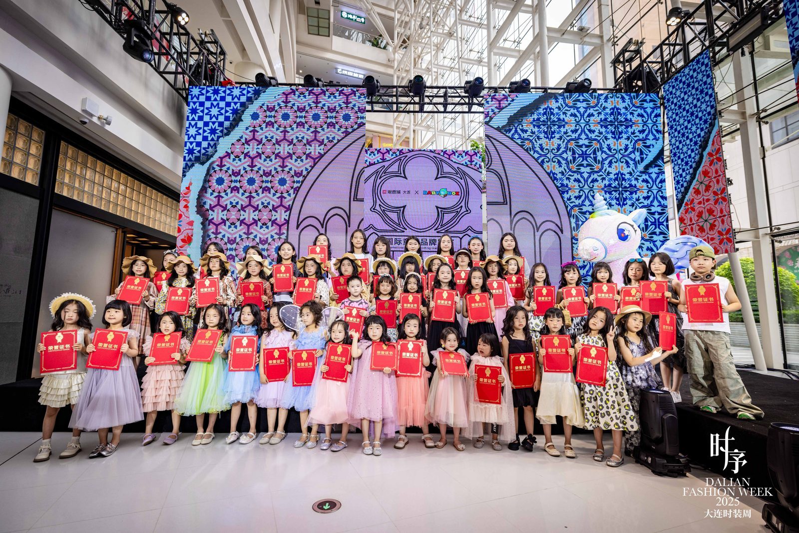 2025大连服博会/时装周盛大启幕 第一秀场作为模特协会副会长单位旗下品牌深度参与